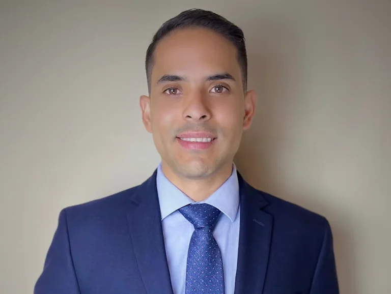 Alejandro Gonzalez, Consultor de Inmigración Canadiense Regulamentado (RCIC)